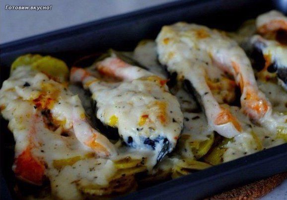 Форель под чесночным соусом, запеченная на картофельной "подушке"