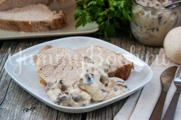 Запеченная свинина под грибным соусом